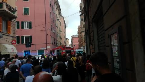 Genova, incendio appartamento in via Rolando: gente per strada 