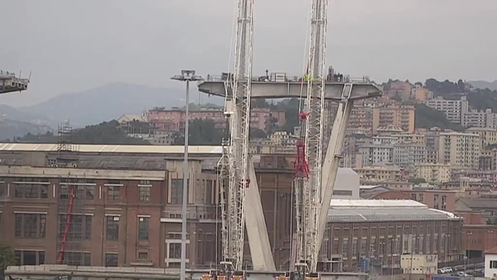 Ponte, giù la prima parte della pila sette