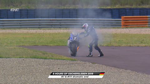 Endurance moto, il momento in cui prende fuoco la Yamaha di Canepa