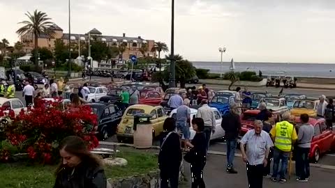 Raduno Fiat 500, il lungomare di Genova invaso dalle 'piccole' Fiat