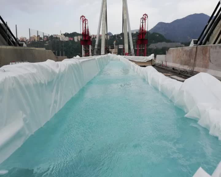 Vasche d'acqua, cuscinetti smorzanti e vesciche: ecco le misure anti polvere per la demolizione delle pile 10 e 11 del ponte