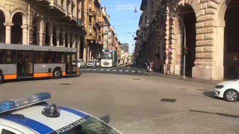 Viaggio in Liguria: l'arrivo del truck di Primocanale in Piazza De Ferrari per la prima tappa del tour