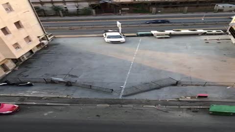Genova, chiusa nel parcheggio sfonda il cancello con l'auto