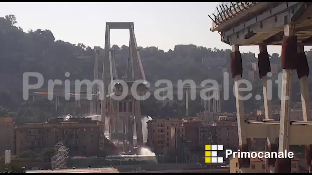 Ponte Morandi, l'esplosione in slow motion