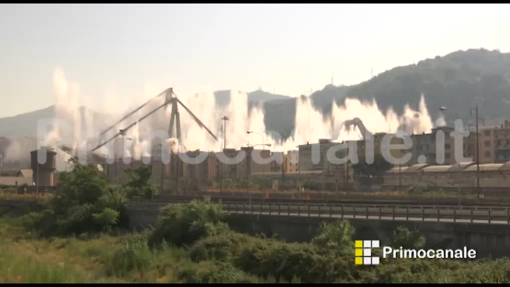 Esplosione Ponte Morandi, altre immagini dell'operazione