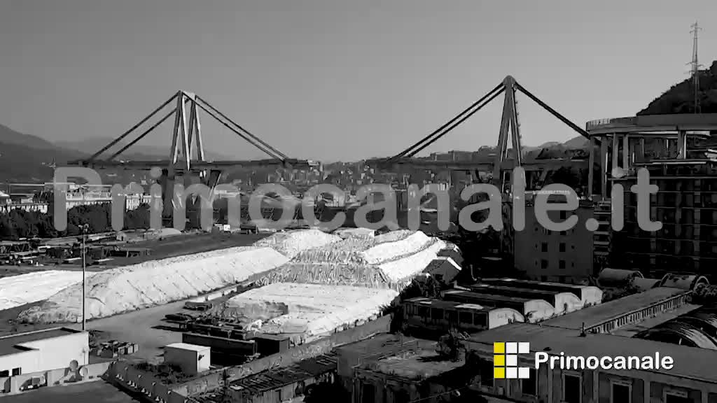 Addio a ponte Morandi, l'esplosivo demolisce le pile a est: le immagini di Primocanale