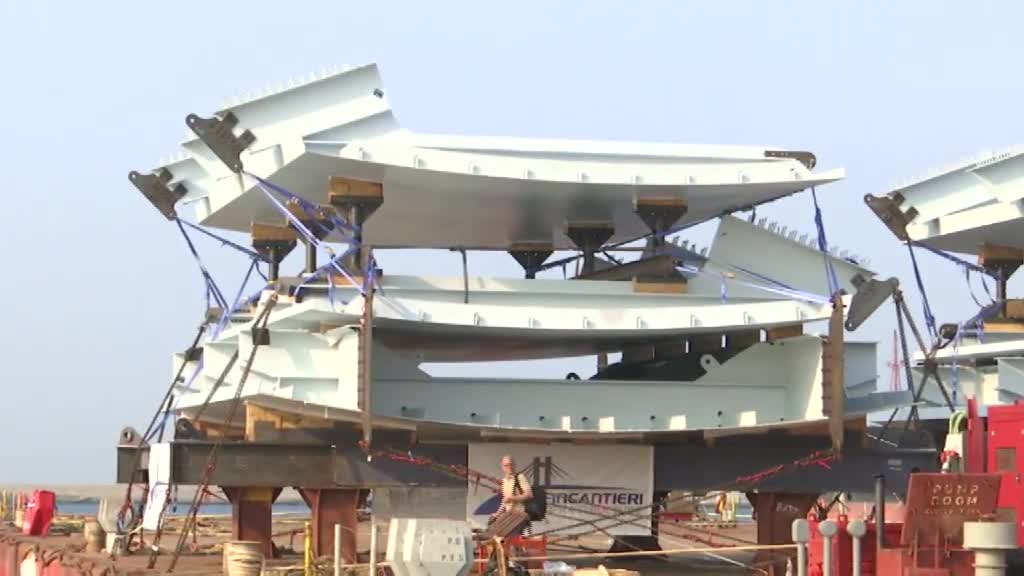 Ponte per Genova, primi impalcati sbarcati sulla banchina