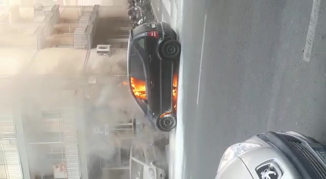 Genova, in via Fereggiano prende fuoco un?auto 