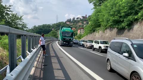 Incendio vicino alla A7, code tra Genova Bolzaneto e Busalla 