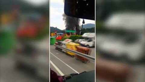 A7, cisterna a fuoco in un autolavaggio: il video