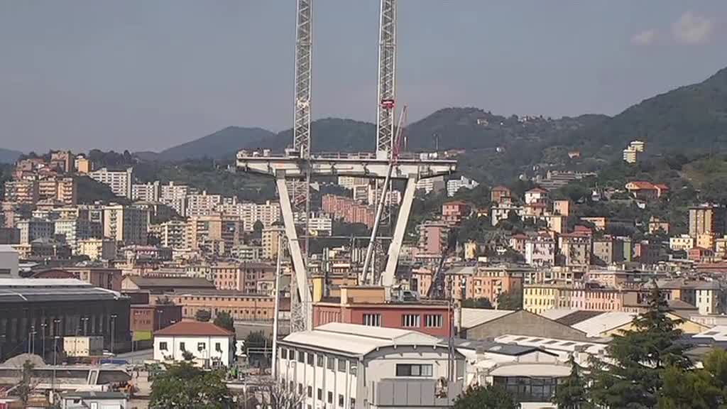 Ponte Morandi, anche la pila 8 viene giù. Detriti: al via la separazione dei metalli