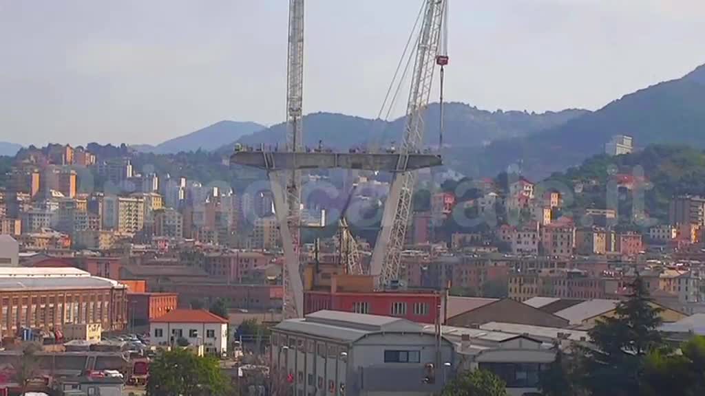 Ponte Morandi verso la demolizione definitiva, intanto arrivano i nuovi conci