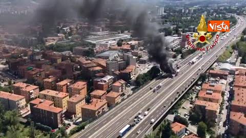 Due camion a fuoco, un morto, chiusa l'A14 a Bologna