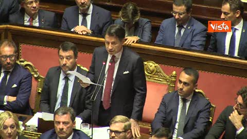 Conte critica Salvini su uso simboli religiosi, lui alza gli occhi al cielo e bacia il rosario