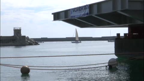 Chiatta blocca ingresso e uscita dalla Marina, diportisti 'sequestrati' dai lavori di Amico&co