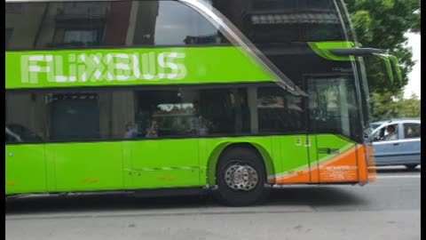 Viaggio da incubo sul Flixbus: gomma squarciata, ma l'autista vuole proseguire