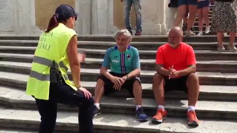 Sampdoria, Ferrero siede sulle scale in Piazza di Spagna e i vigili lo sgridano