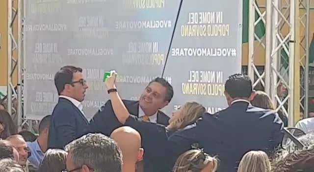 Governo, 'selfie d'intesa' Toti-Meloni sotto il palco di piazza Montecitorio