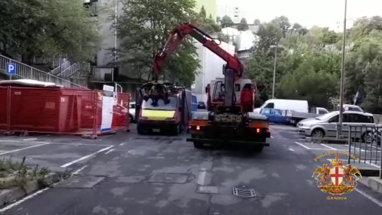 La polizia locale di Genova rimuove le carcasse di auto abbandonate