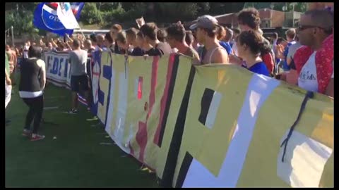 I tifosi della Sampdoria in campo a Bogliasco, cori di incitamento per la squadra