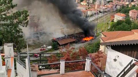 Paura a Genova Pontedecimo, in fiamme un capannone dietro la stazione