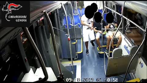 Rapina due giovani sul bus, incastrato dalle telecamere e da un tatuaggio