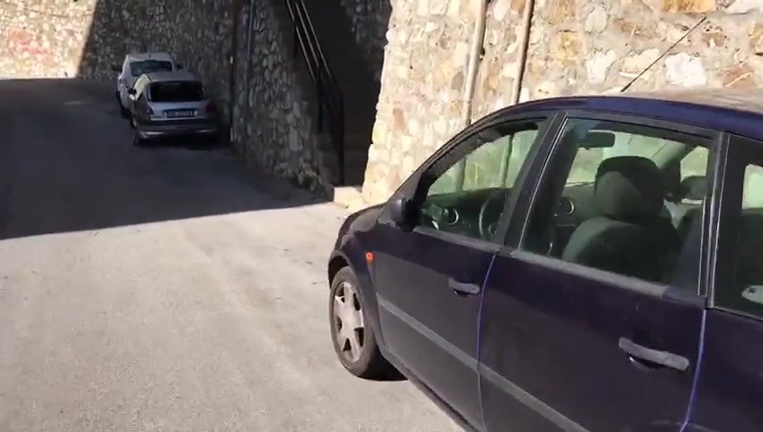 Bus senza controllo colpisce le auto e si schianta su un muro