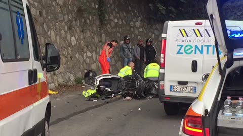 Scontro tra un furgone e uno scooter in via Cadighiara a Genova