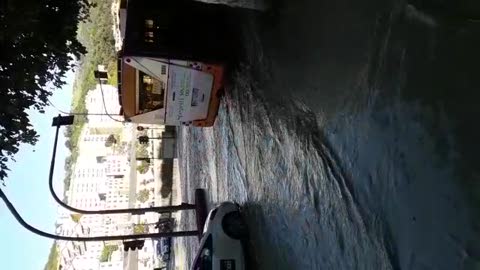 Si rompe un tubo, un fiume d'acqua invade piazzale Parenzo a Marassi