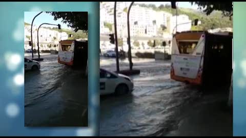 Si rompe un tubo, un fiume d'acqua invade piazzale Parenzo a Genova Marassi