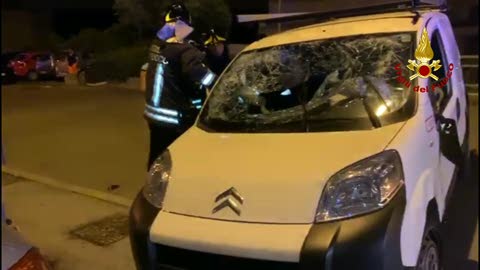 Incidente a Genova, si schianta sulle auto parcheggiate e resta su un fianco