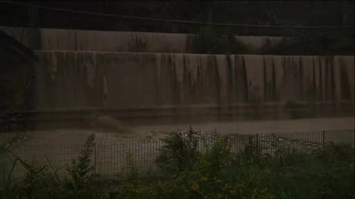 Allerta arancione, fiume d'acqua sui binari a Genova Vesima