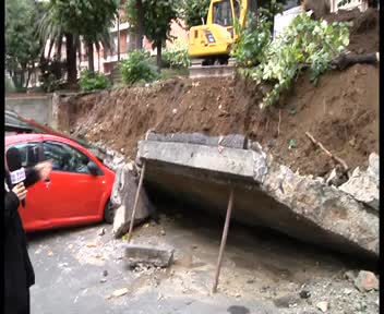 La frana distrugge le auto ma in via Samo a Genova si aspetta il ritorno del maltempo 