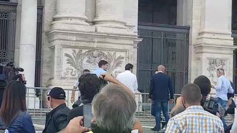 Lega in piazza a Roma, Salvini saluta dal palco un'ora prima dell'inizio