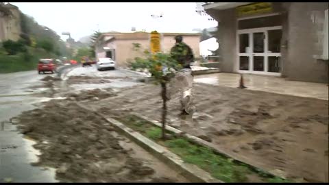 Alluvione Campo Ligure, il fango all'ingresso del paese