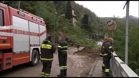 Alluvione Campo Ligure, il percorso a piedi tra le frane per entrare in paese