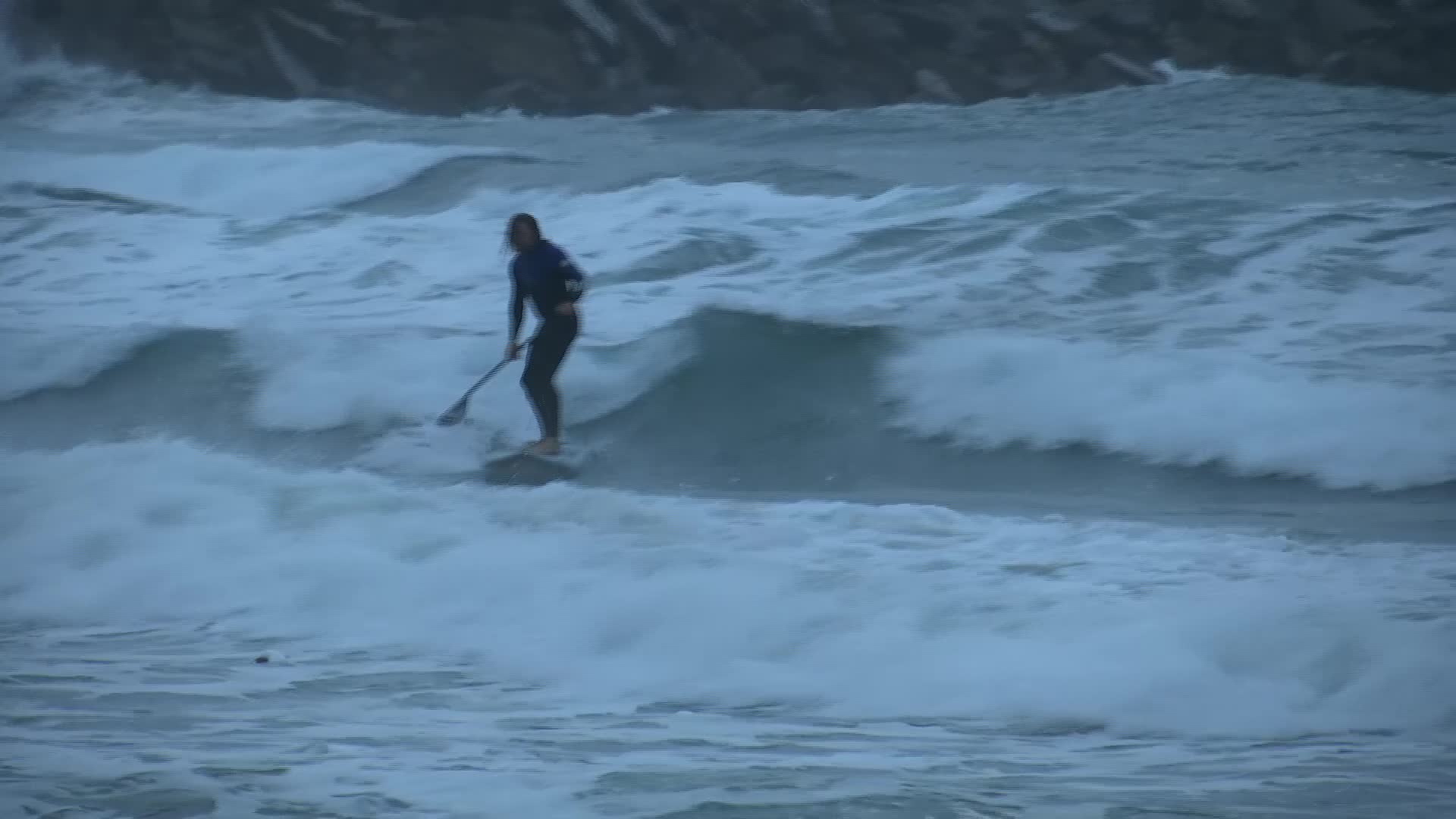 Maltempo a Imperia, fanno surf nonostante l'allerta arancione 