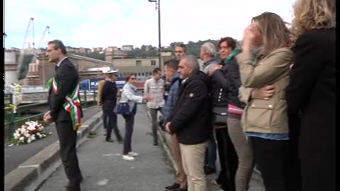 Ponte Morandi, i familiari delle vittime sul luogo della tragedia: 