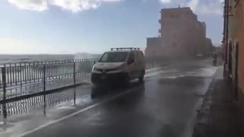 Mareggiata, a Nervi l'onda invade la strada