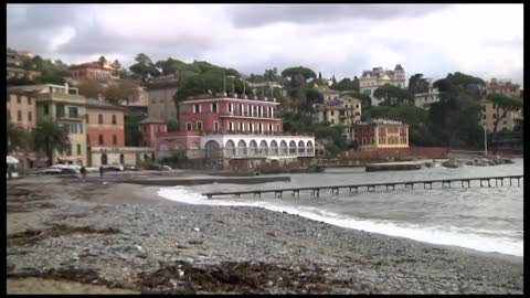 Maltempo, dopo la mareggiata una turista fa il bagno a Santa Margherita Ligure