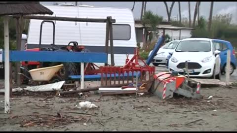 Maltempo, dopo le piogge le spiagge di Sarzana piene di detriti 