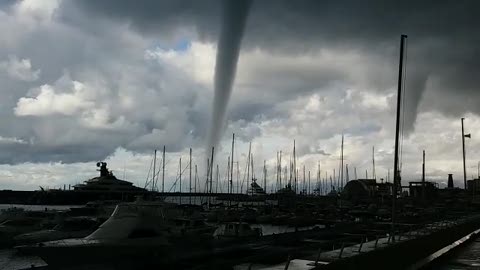 Tromba marina al largo di Genova, le vostre immagini