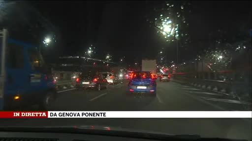 Maltempo a Genova, traffico intenso e pioggia in lungomare Canepa