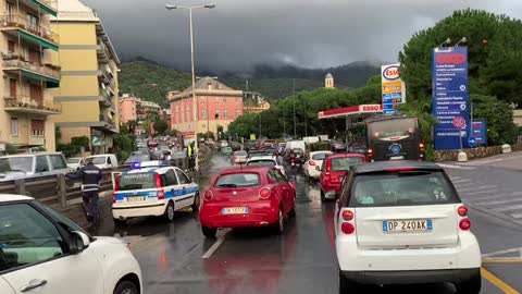 Allerta meteo a Genova, e in corso Europa si forma una maxi pozzanghera 