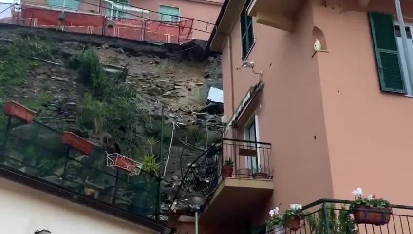 Genova Nervi, frana in via del Commercio: palazzina evacuata