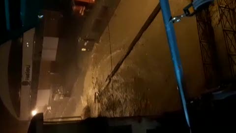 Allerta Rossa a Genova, esonda il Fegino: l'acqua si porta via i cassonetti