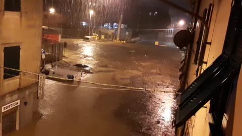 Allerta rossa a Genova, via Ferri sott'acqua