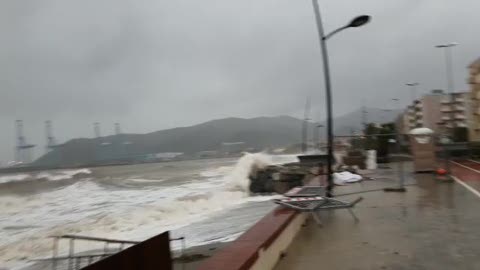 Vado Ligure, spiaggia divorata dalle onde della mareggiata