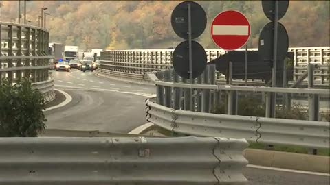 A26, primi tir e auto sull'autostrada riaperta