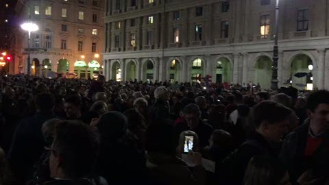 Migliaia di sardine in Piazza De Ferrari, 